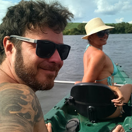 Eu e minha namorada Mary andando de Caiaque no rio Tietê