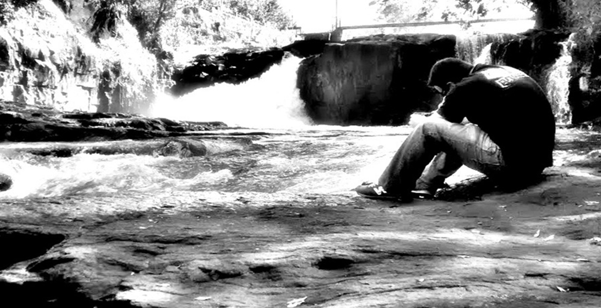 Ovidio Matiazi Neto na cachoeira no centro de Brotas