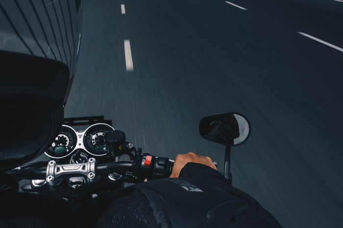 Imagem de um motociclista.