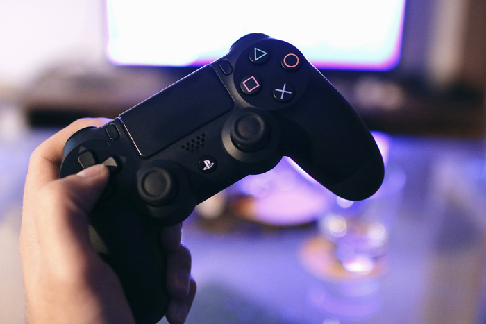 Image of a Playstation control©.