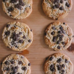 Cookie tradicional com gotas de chocolate