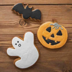 Trio de biscoitos de halloween decorados, de morcego, abóbora e fantasma